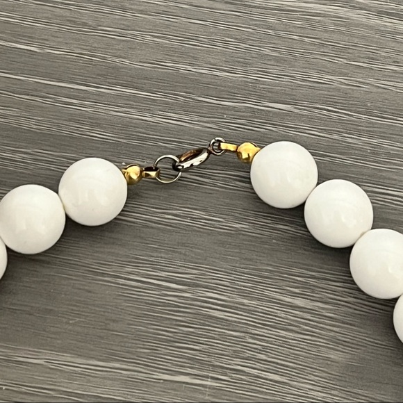 Vintage Plastic Beaded Necklace with White and Pink Beads - Picture 4 of 5